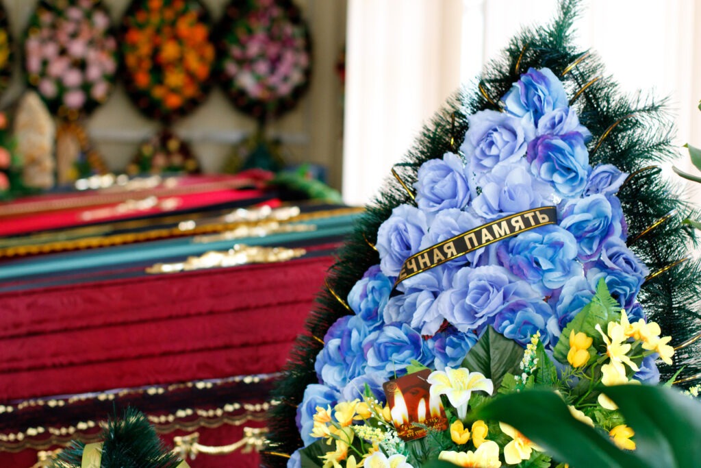 The earth returns to the earth, but the soul remains in the hearts. Taking our loved one on his last journey is a difficult step, but it is important in order to pay tribute, to give him a last hug, to warm him with the last words, to thank him for the shared moments that will remain forever.