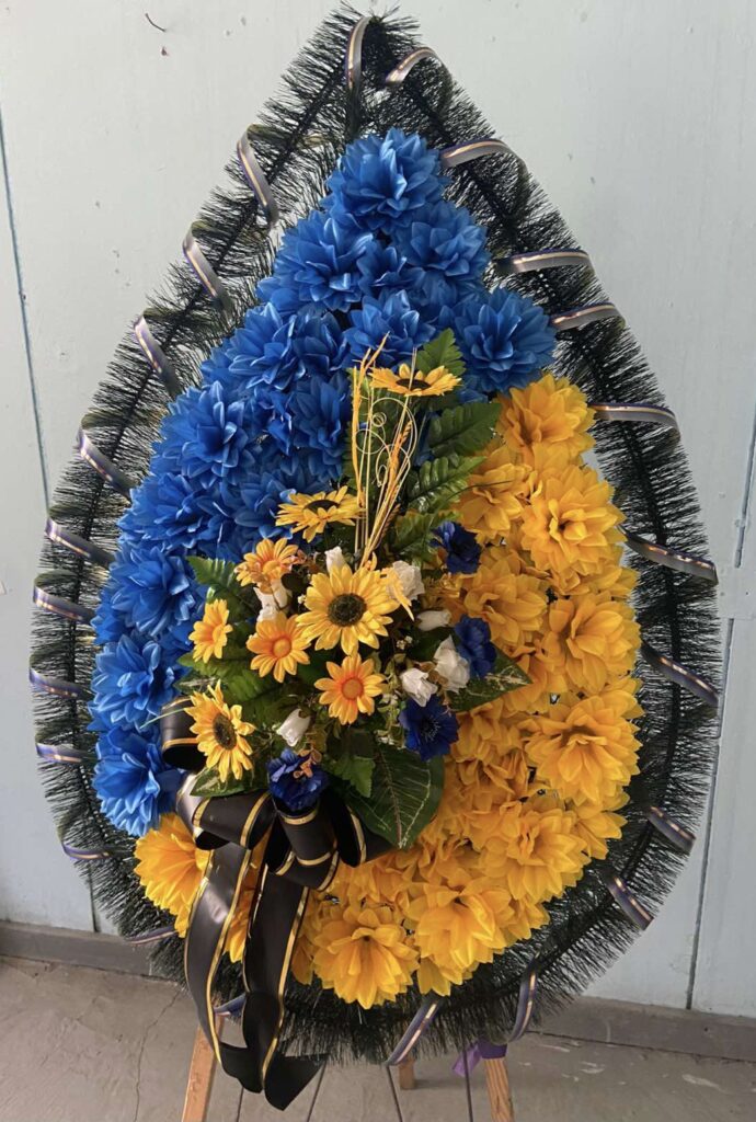 It is difficult to overestimate the emotional significance of funeral rites. It is they who help us pay our last respects to the deceased and overcome grief. One of the key elements of these rites is mourning floristry, the art of expressing deep feelings through flowers.