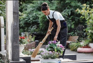 Догляд за могилами Суми - це спосіб зберегти наші спогади та пам'ять про близьких. Поховальна служба «ТРАУР» розуміє значення цього ритуалу та з турботою допомагає зробити його гідним та виразним.